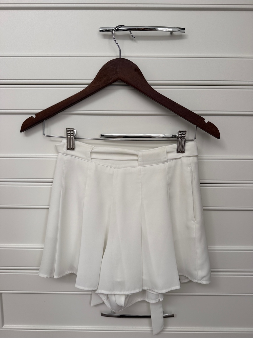 Sunday best white pleated shorts size 00